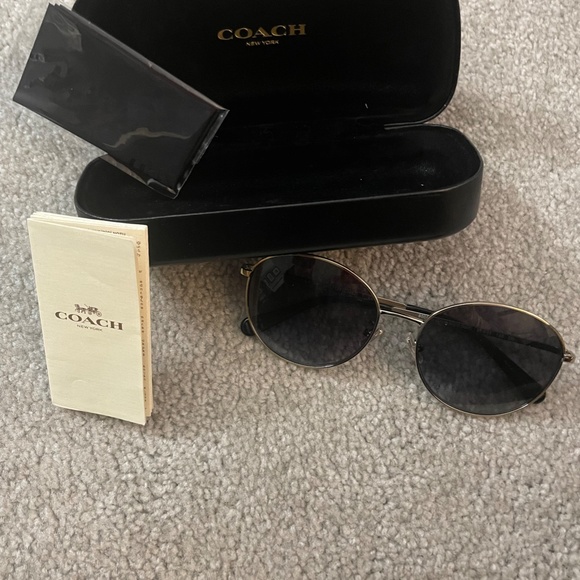 COACH AVIATOR SUNGLASSES - Picture 3 of 3